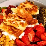 letný šalát s halloumi syrom a jahodami