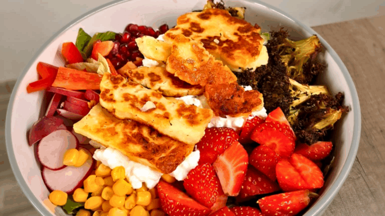 letný šalát s halloumi syrom a jahodami